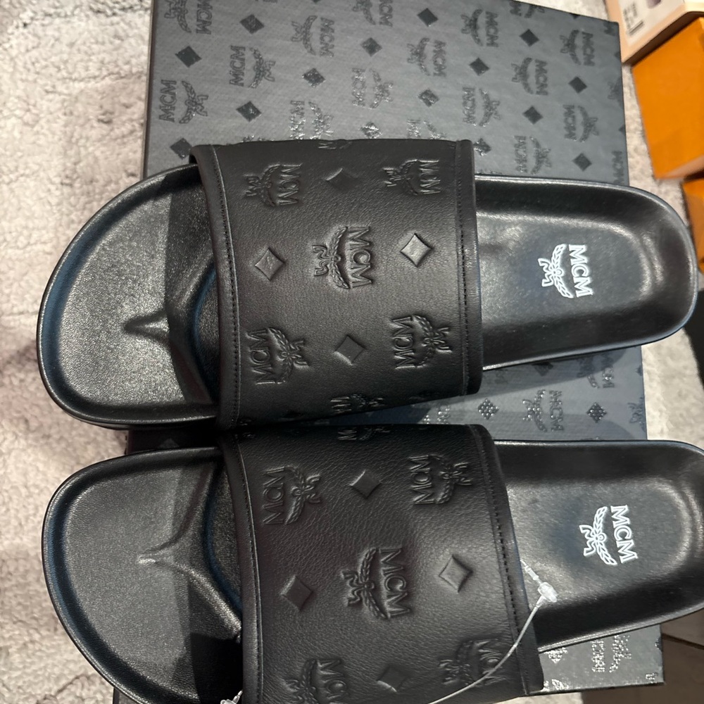 MCM Black Slides